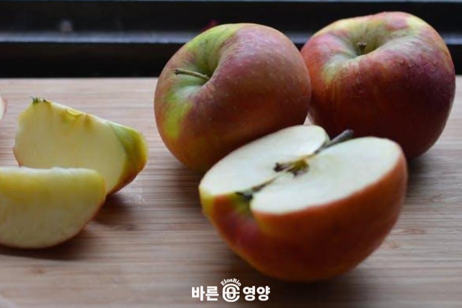 복통을 유발할 수 있는 사과껍질.png.jpg